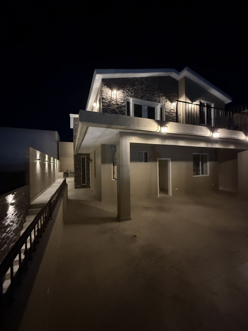Casa terminada iluminada de noche
