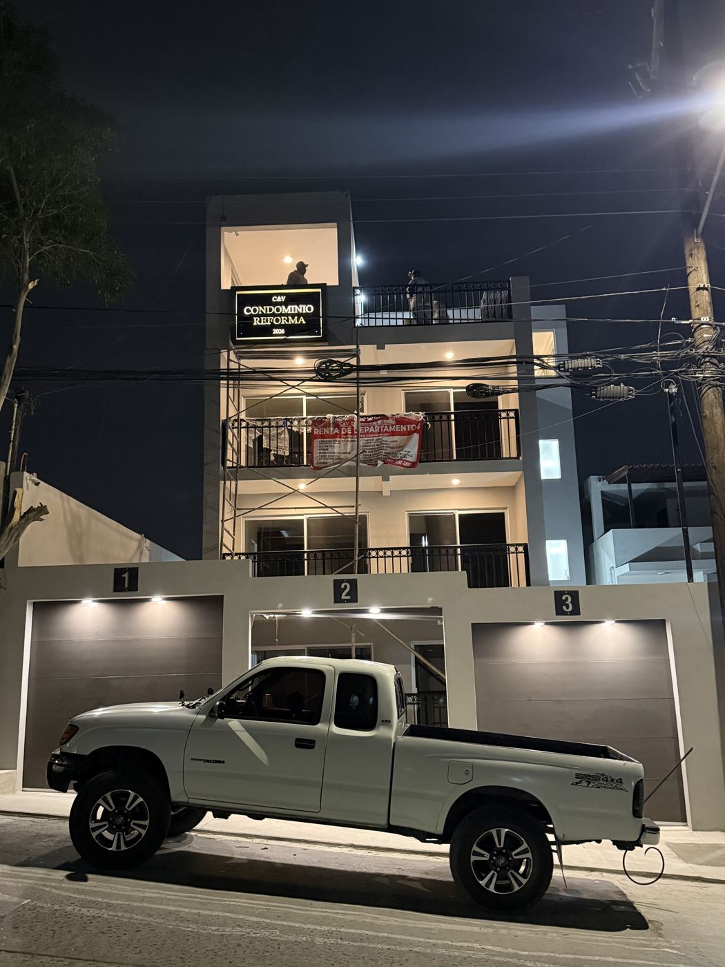 Edificio de departamentos de noche