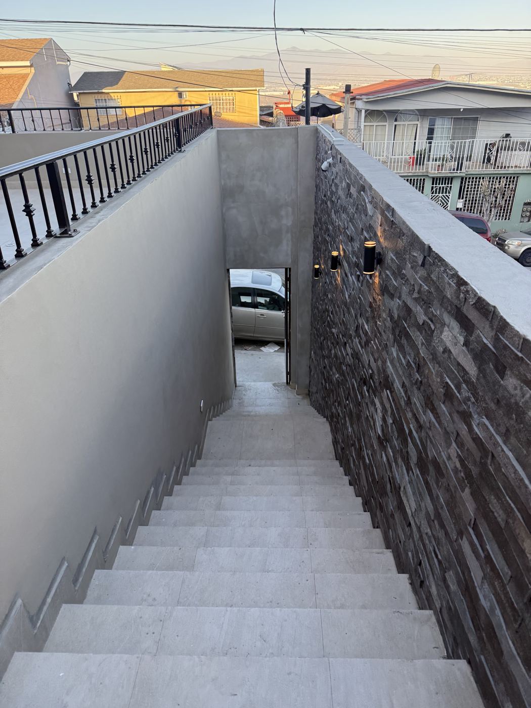 Escalera exterior con muro de piedra