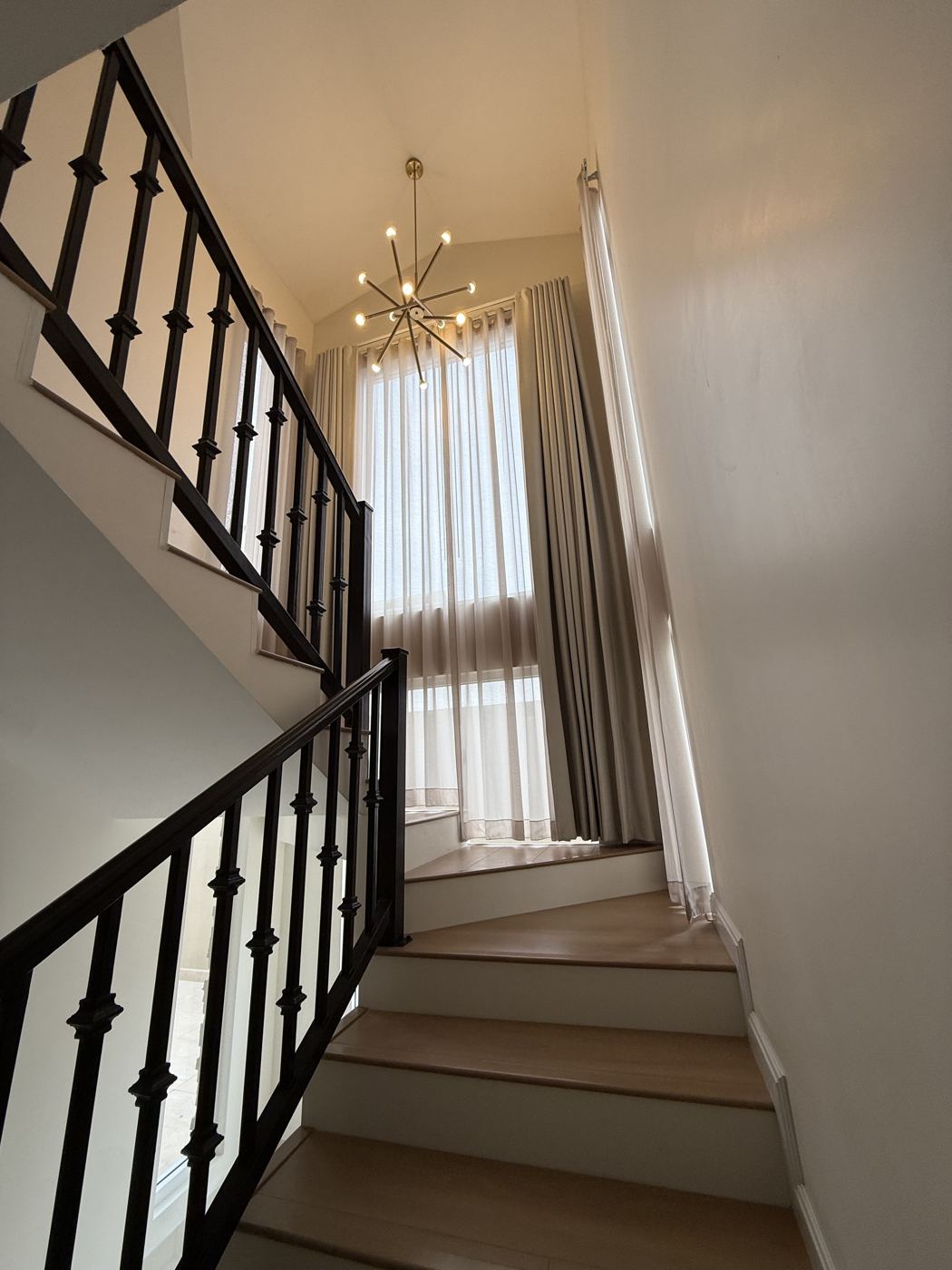 Escalera interior con barandal de herrería
