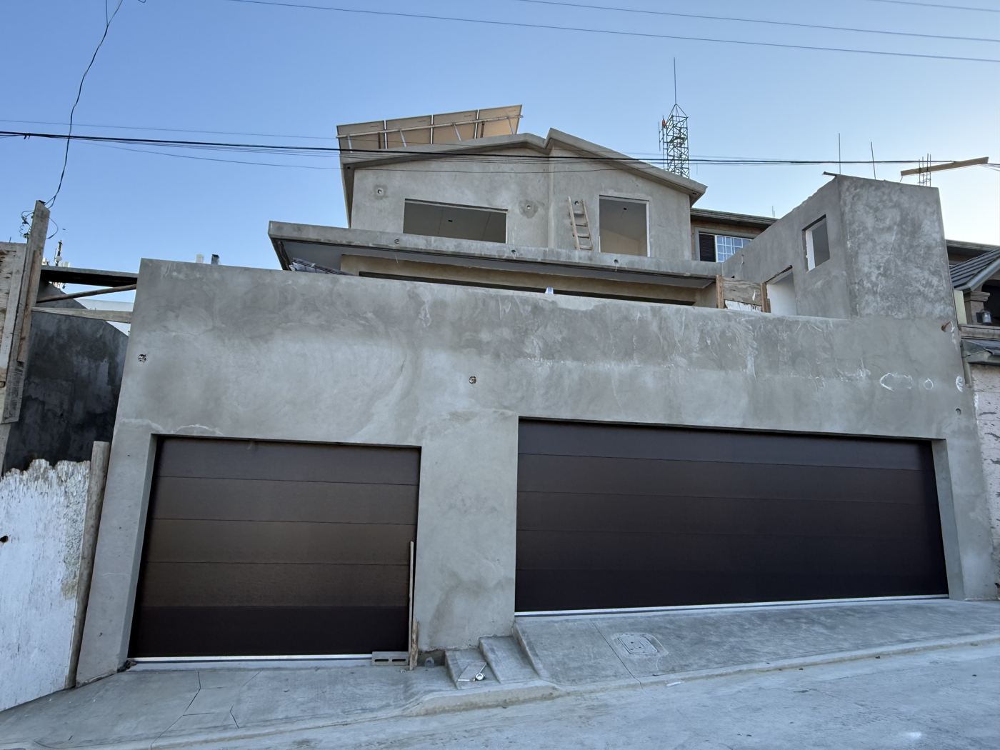 Casa en obra gris con portones