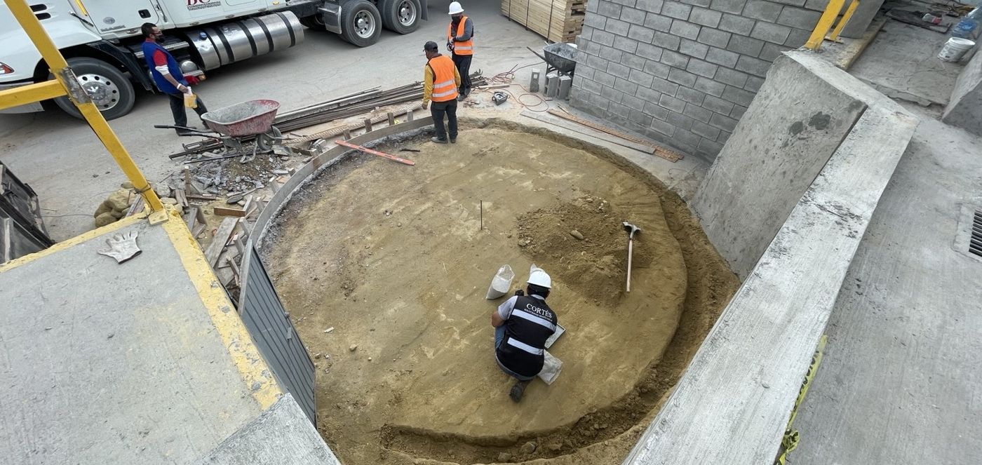 Cimentación circular en patio industrial