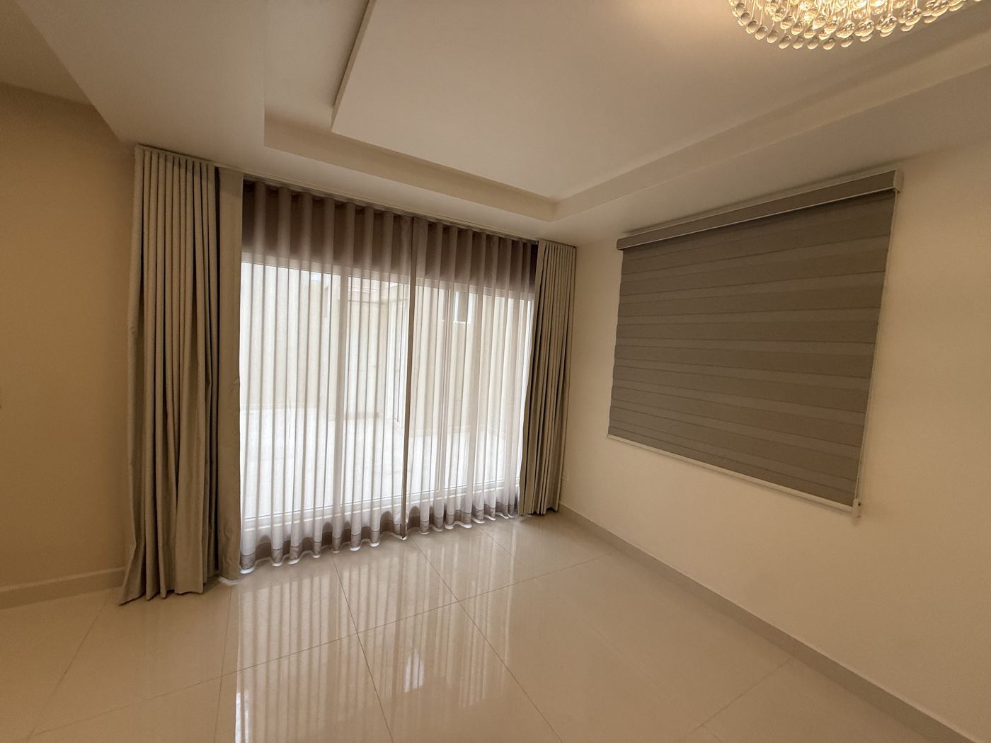 Sala con piso porcelánico y cortinas