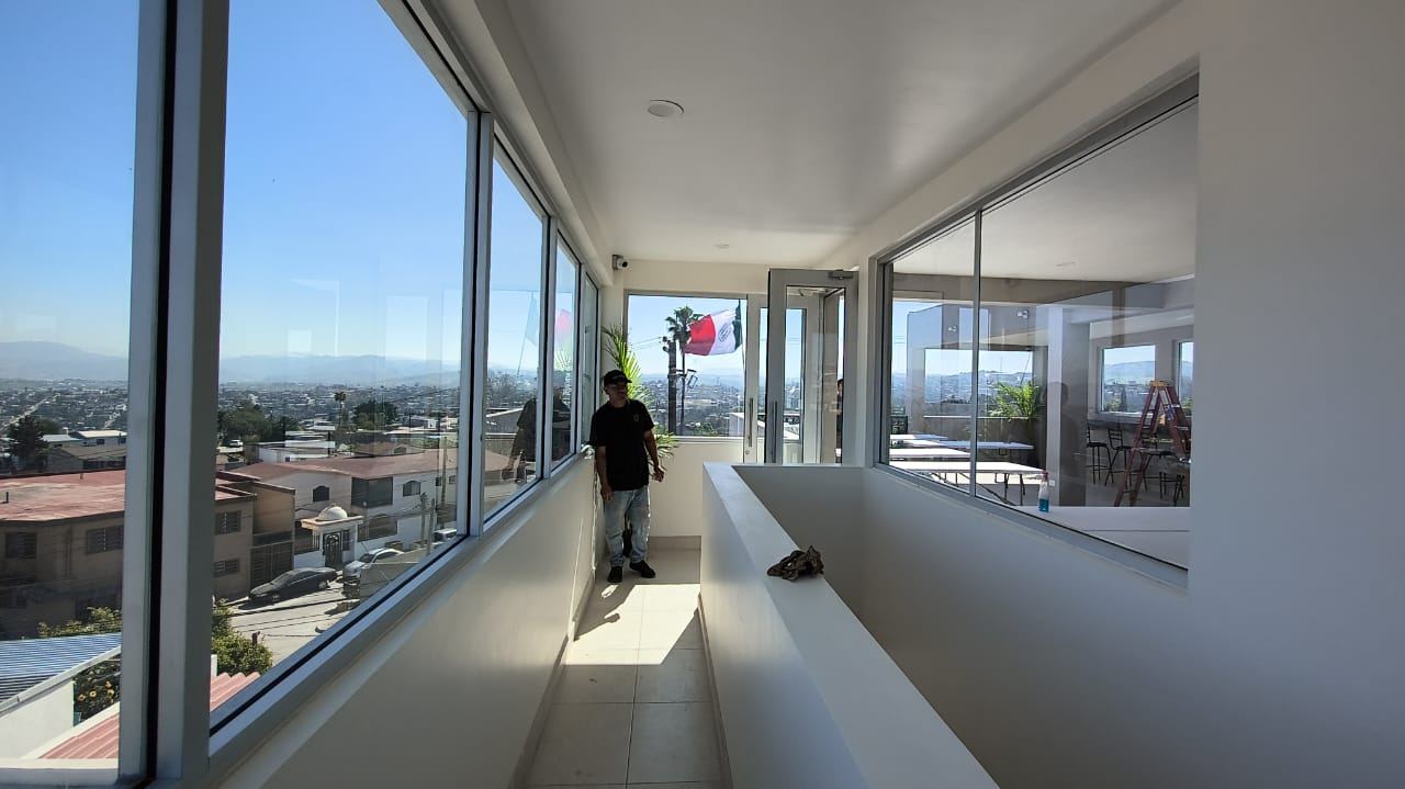 Terraza con ventanales y vista a la ciudad